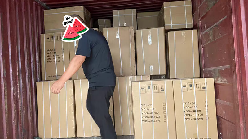 30升35升液氮罐在裝車，開始發(fā)往新加坡